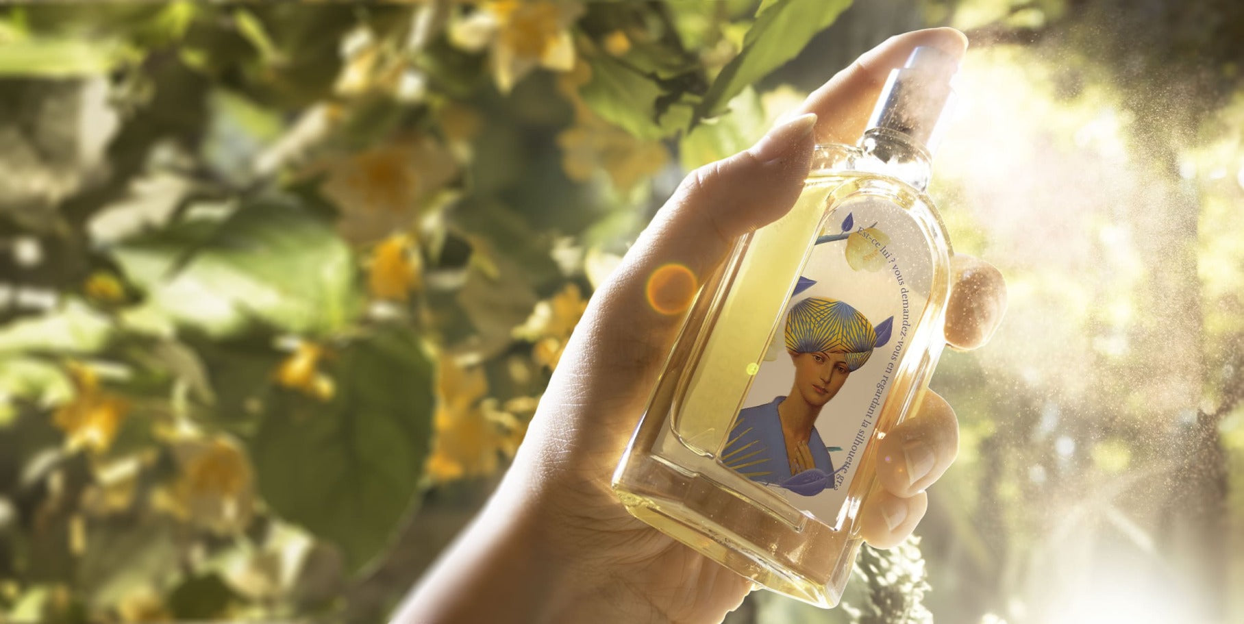 Une main dans la forêts qui spray le parfum 50ml Jasmin Majorelle du Jardin Retrouvé