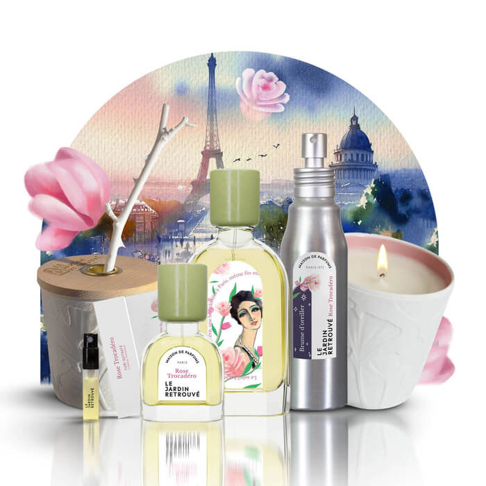 Image de la collection Rose Trocadéro du Jardin Retrouvé / on y trouve le mini spray , le diffuseur, la bougie, le parfum 15 et 50ml / il y'a une illustration derrière qui représente le jardin du Trocadéro as Paris