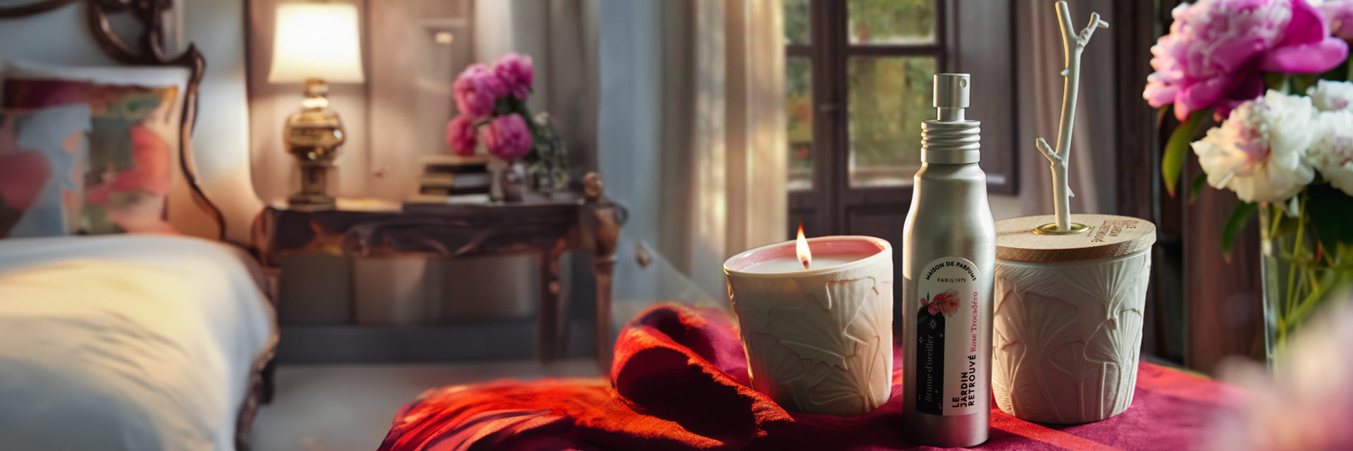 Bougie , diffuseur , brume Rose Trocadéro du Jardin Retrouvé, dans une chambre très belle rempli de fleur